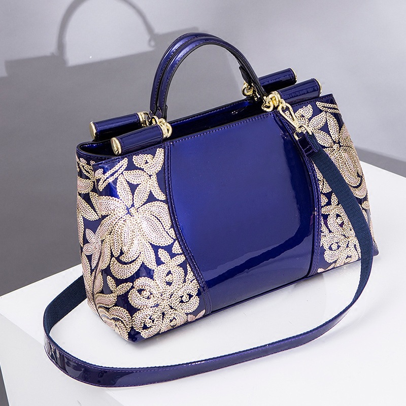 Embroidered lady's bag in patent leather